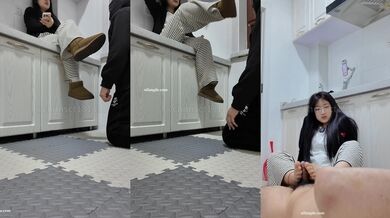 舔脚，足2025年10月最新【重磅】VIP精选【与精神小妹的那些年】足交踩脸调教，好几个妹子一起，吃嫩妹的大便，享受特殊的待遇！